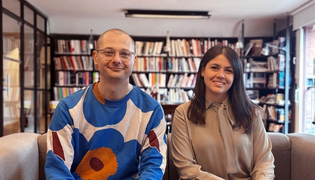 Accenture Song und ReDi School wollen Geflüchteten Zugang in die Kreativbranche erleichtern - Thomas Knüwer, Chief Creative Officer bei Accenture Song, und Andrea Rodriguez, Local Head Hamburg der ReDI School of Digital Integration - Quelle: Accenture Song